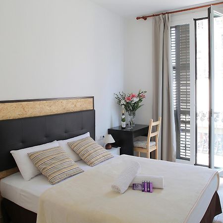 Hostal Balkonis Barcelona Luaran gambar