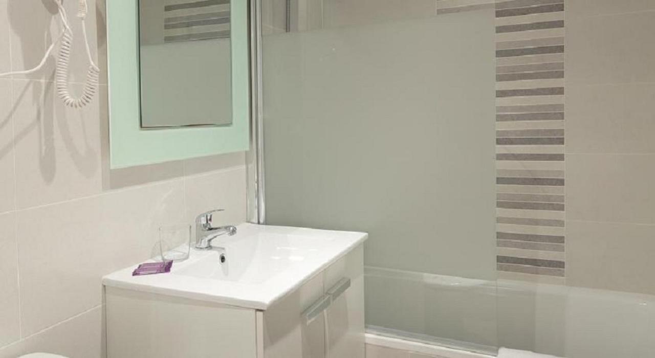 Hostal Balkonis Barcelona Luaran gambar