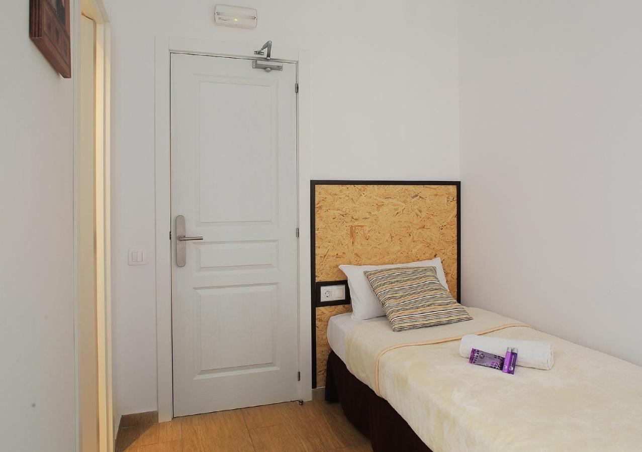 Hostal Balkonis Barcelona Luaran gambar