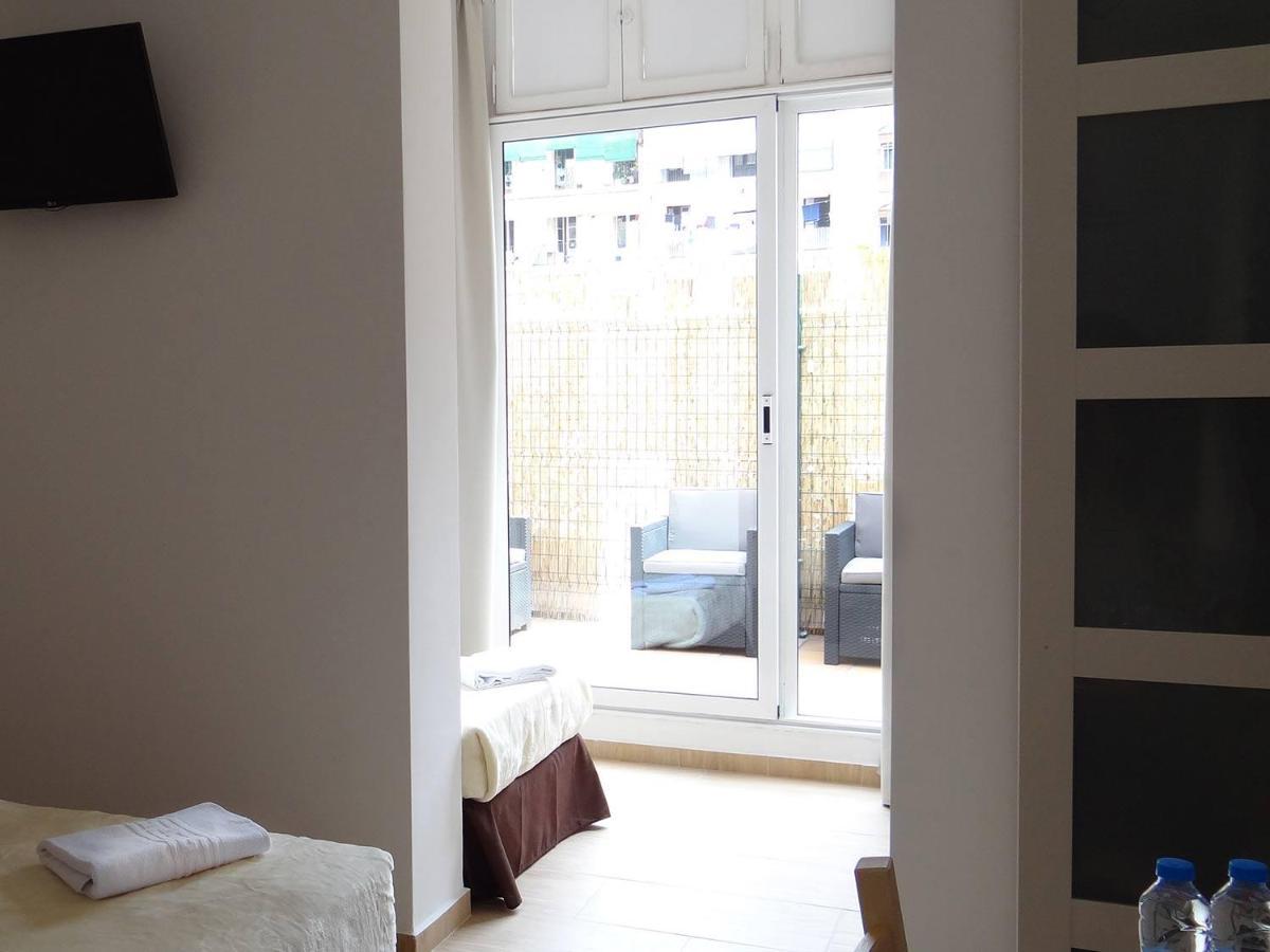 Hostal Balkonis Barcelona Luaran gambar