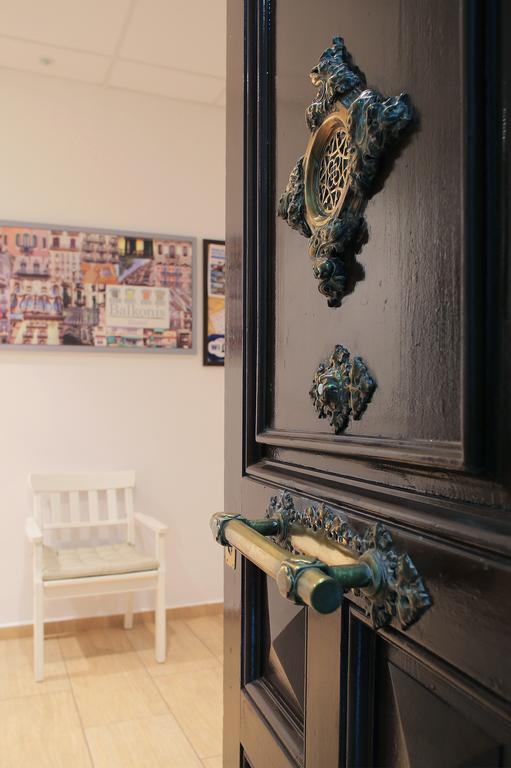 Hostal Balkonis Barcelona Luaran gambar