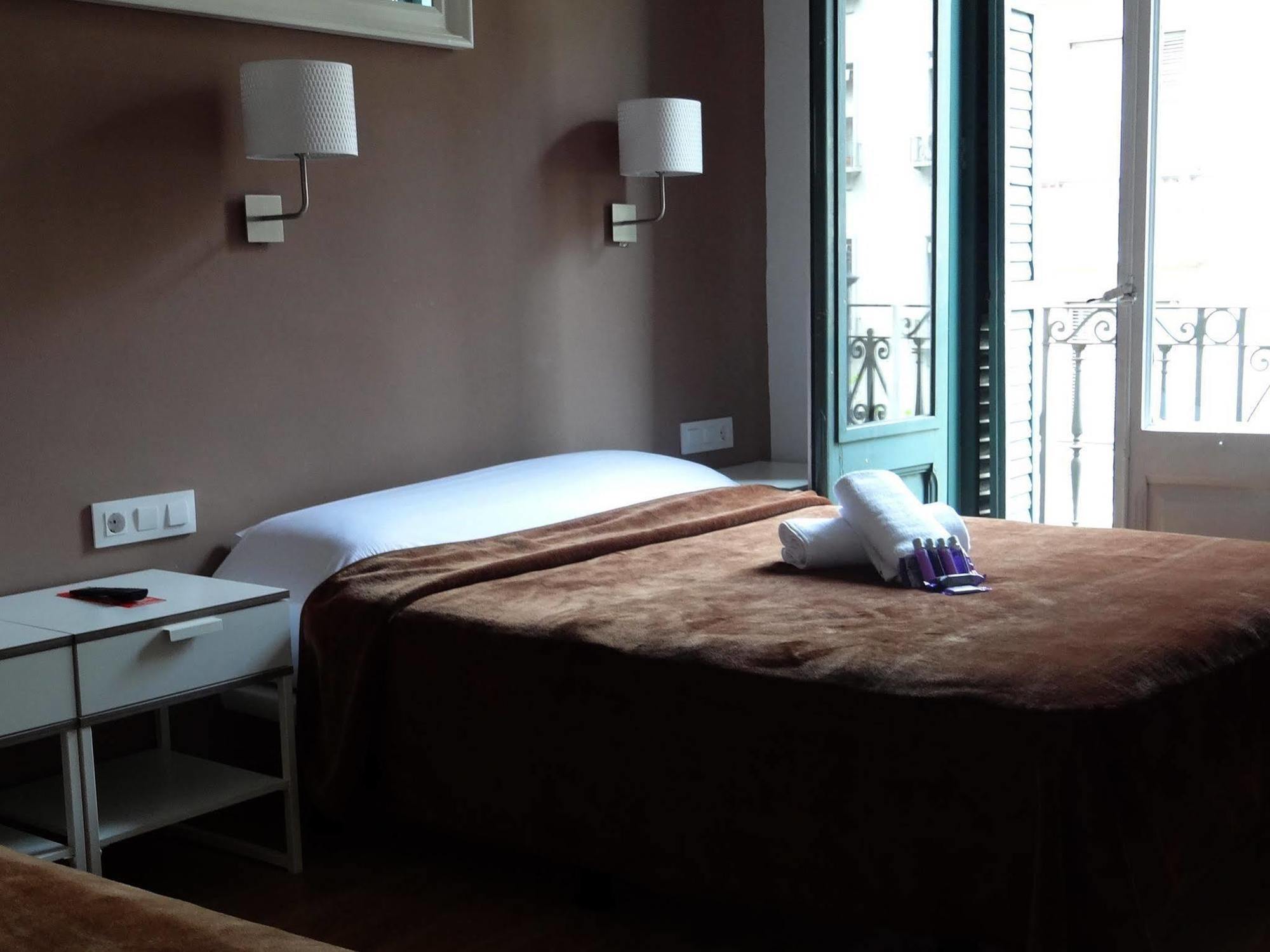 Hostal Balkonis Barcelona Luaran gambar